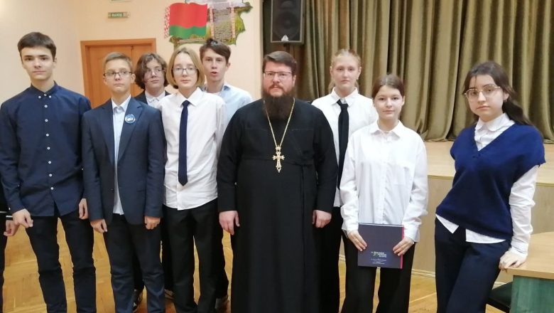 Священнослужители кафедрального собора Рождества Христова г. Солигорска в рамках проекта «ШАГ» провели беседы в школах