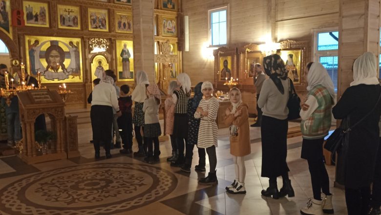 В ХРАМЕ СВЯТОЙ БЛАЖЕННОЙ МАТРОНЫ МОСКОВСКОЙ ГОРОДА СОЛИГОРСКА СОВЕРШИЛИ ДЕТСКУЮ ЛИТУРГИЮ