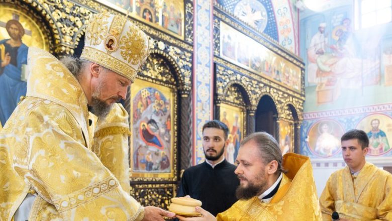 В НЕДЕЛЮ 8-Ю ПО ПЯТИДЕСЯТНИЦЕ ПАТРИАРШИЙ ЭКЗАРХ ВСЕЯ БЕЛАРУСИ ВОЗГЛАВИЛ БОЖЕСТВЕННУЮ ЛИТУРГИЮ В КАФЕДРАЛЬНОМ СОБОРЕ РОЖДЕСТВА ХРИСТОВА ГОРОДА СОЛИГОРСКА