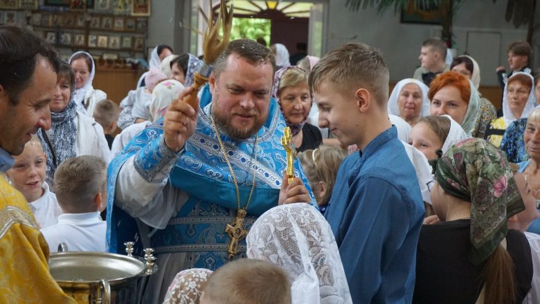 В ВОСКРЕСЕНСКОМ ХРАМЕ БЛАГОСЛОВИЛИ УЧАЩИХСЯ НА НОВЫЙ УЧЕБНЫЙ ГОД