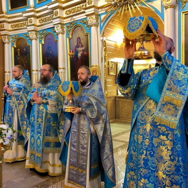 АРХИМАНДРИТ СЕРГИЙ (БРИЧ) СОВЕРШИЛ ПРАЗДНИЧНУЮ ЛИТУРГИЮ В ПОКРОВСКОМ ХРАМЕ Д. ЧИЖЕВИЧИ