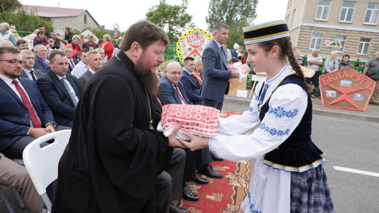 ПРОТОИЕРЕЙ СЕРГИЙ ЧАРНЫЙ ПРИНЯЛ УЧАСТИЕ В ПРАЗДНИКЕ ХЛЕБОРОБОВ «ДОЖИНКИ — 2024» В АГ. ТИМКОВИЧИ