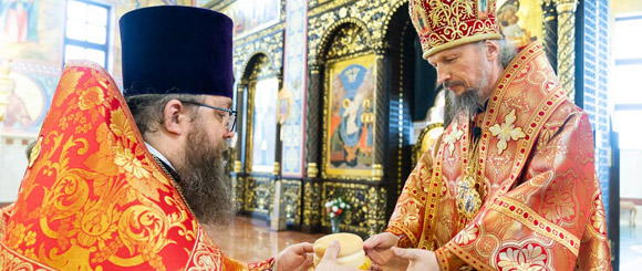 МИТРОПОЛИТ ВЕНИАМИН ВОЗГЛАВИЛ БОЖЕСТВЕННУЮ ЛИТУРГИЮ В КАФЕДРАЛЬНОМ СОБОРЕ РОЖДЕСТВА ХРИСТОВА Г.СОЛИГОРСКА