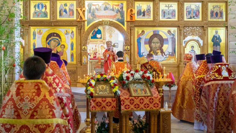В ДЕНЬ ПАМЯТИ СВЯТОЙ БЛАЖЕННОЙ МАТРОНЫ МОСКОВСКОЙ МИТРОПОЛИТ ВЕНИАМИН ВОЗГЛАВИЛ ПРЕСТОЛЬНОЕ ТОРЖЕСТВО В ОДНОИМЕННОМ ХРАМЕ Г.СОЛИГОРСКА