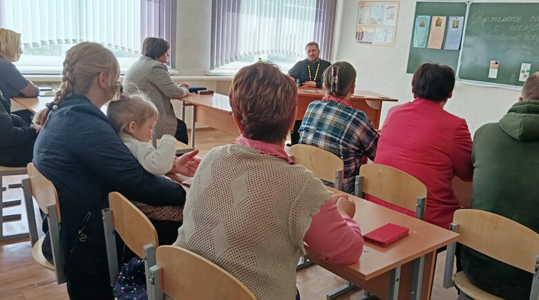 ИЕРЕЙ АЛЕКСАНДР ДЕРАЧИЦ ПОСЕТИЛ РОДИТЕЛЬСКОЕ СОБРАНИЕ О СЕМЬЕ И ДУХОВНОСТИ С ПРОСМОТРОМ ФИЛЬМА «МАМИНО ПИСЬМО»