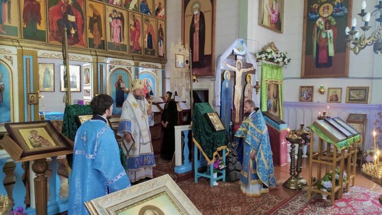 ЕПИСКОП ЛИДСКИЙ И СМОРГОНСКИЙ ПОРФИРИЙ СОВЕРШИЛ БОЖЕСТВЕННУЮ ЛИТУРГИЮ В ХРАМЕ СВЯТОЙ ЖИВОНАЧАЛЬНОЙ ТРОИЦЫ Д.ТЕЛЯДОВИЧИ КОПЫЛЬСКОГО РАЙОНА