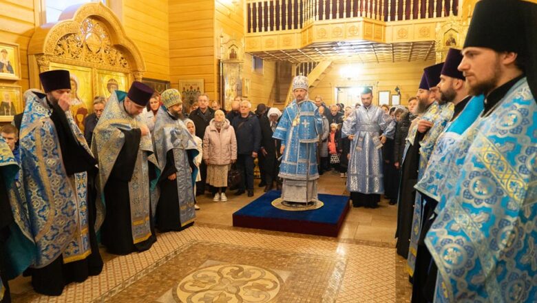 В КАНУН ПРАЗДНИКА ПОКРОВА ПРЕСВЯТОЙ БОГОРОДИЦЫ МИТРОПОЛИТ ВЕНИАМИН ВОЗГЛАВИЛ ВСЕНОЩНОЕ БДЕНИЕ В ХРАМЕ ПОКРОВА ПРЕСВЯТОЙ БОГОРОДИЦЫ Д.ЧИЖЕВИЧИ СОЛИГОРСКОГО РАЙОНА