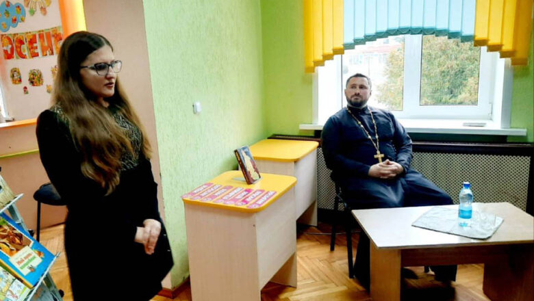 ИЕРЕЙ АЛЕКСАНДР ДЕРАЧИЦ ПОСЕТИЛ ЛЮБАНСКУЮ РАЙОННУЮ ЦЕНТРАЛЬНУЮ БИБЛИОТЕКУ ИМ. И.А.МУРАВЕЙКО