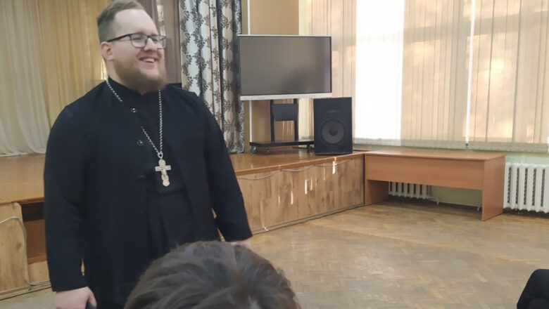 ИЕРЕЙ СЕРАФИМ ШАУРО ПРОВЁЛ БЕСЕДУ О ПРИВЫЧКЕ СКВЕРНОСЛОВИЯ С УЧАЩИМИСЯ ГУО «СРЕДНЯЯ ШКОЛА №8 Г.СЛУЦКА»