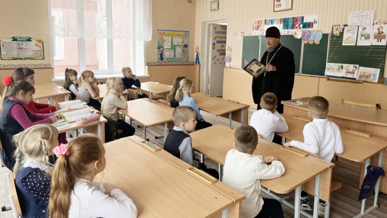 ИЕРЕЙ ВАСИЛИЙ КРАЕВ ГОВОРИЛ С УЧАЩИМИСЯ ОНОШКОВСКОЙ СРЕДНЕЙ ШКОЛЫ НЕСВИЖСКОГО РАЙОНА О ВРЕДЕ СКВЕРНОСЛОВИЯ