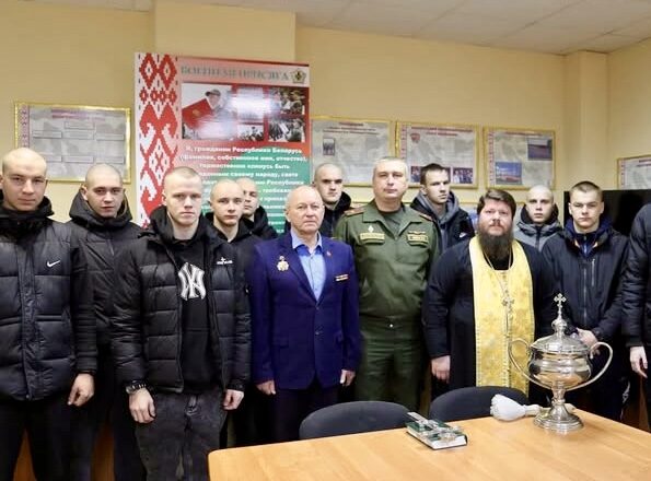 ПРОТОИЕРЕЙ СЕРГИЙ ЧАРНЫЙ БЛАГОСЛОВИЛ БУДУЩИХ ВОЕННОСЛУЖАЩИХ КОПЫЛЬСКОГО РАЙОНА