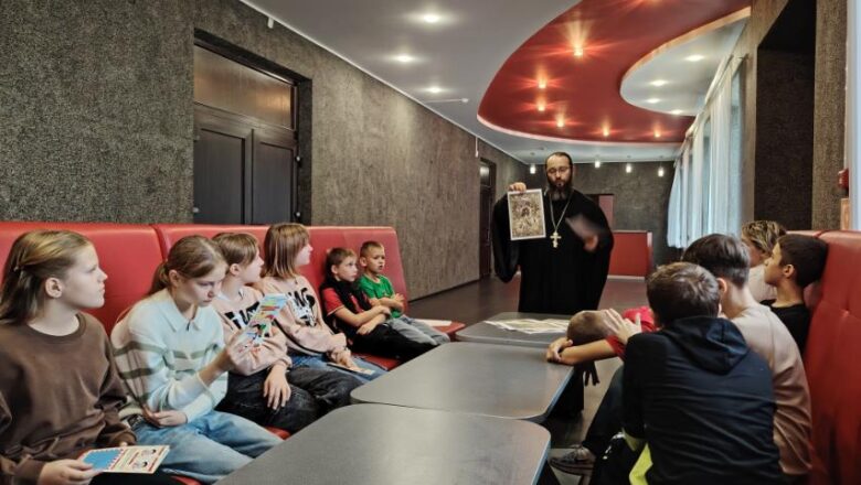 В МОЛОДЁЖНОМ ЦЕНТРЕ «ЮНОСТЬ» Г.СТАРЫЕ ДОРОГИ ПРОШЛА ВСТРЕЧА ШКОЛЬНИКОВ СО СВЯЩЕННИКОМ