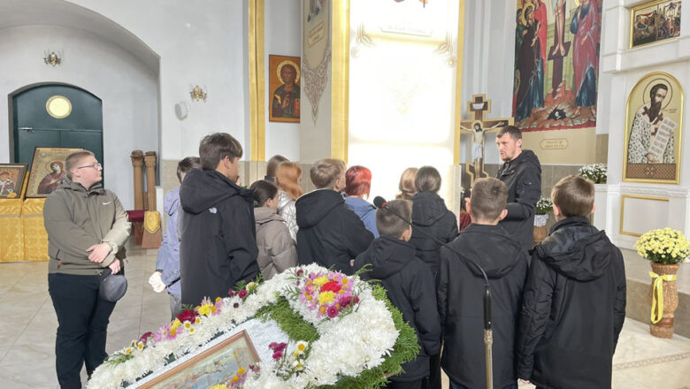 ИЕРЕЙ ИОАНН УХАНОВ ПРОВЁЛ ЭКСКУРСИЮ ДЛЯ ШКОЛЬНИКОВ ПО ХРАМУ ВОЗНЕСЕНИЯ ГОСПОДНЯ Г.НЕСВИЖА