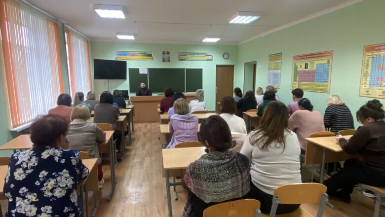 ИЕРЕЙ АЛЕКСАНДР ДЕРАЧИЦ ПОСЕТИЛ РОДИТЕЛЬСКОЕ СОБРАНИЕ