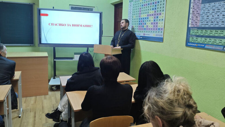 ИЕРЕЙ АЛЕКСАНДР ДЕРАЧИЦ ПРОВЁЛ БЕСЕДУ С РОДИТЕЛЯМИ В ГУО «ГИМНАЗИЯ №1 Г.ЛЮБАНИ»