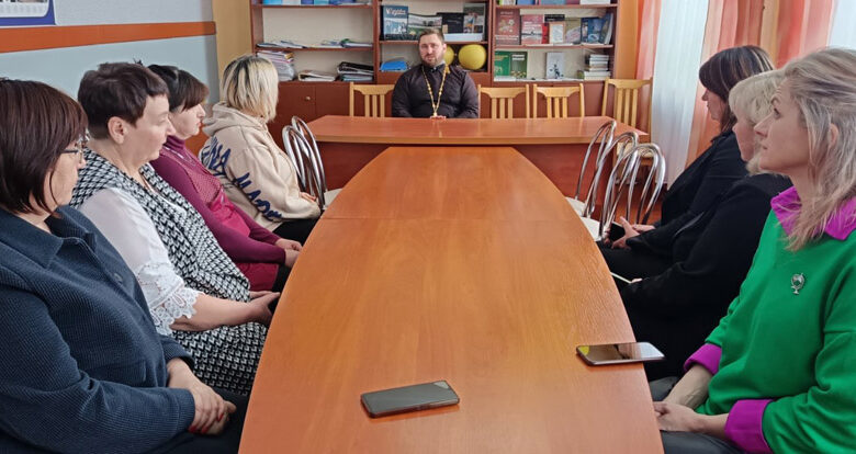 СВЯЩЕННИК БЕСЕДОВАЛ С РОДИТЕЛЯМИ И ПЕДАГОГАМИ РЕДКОВИЧСКОЙ СРЕДНЕЙ ШКОЛЫ ЛЮБАНСКОГО РАЙОНА