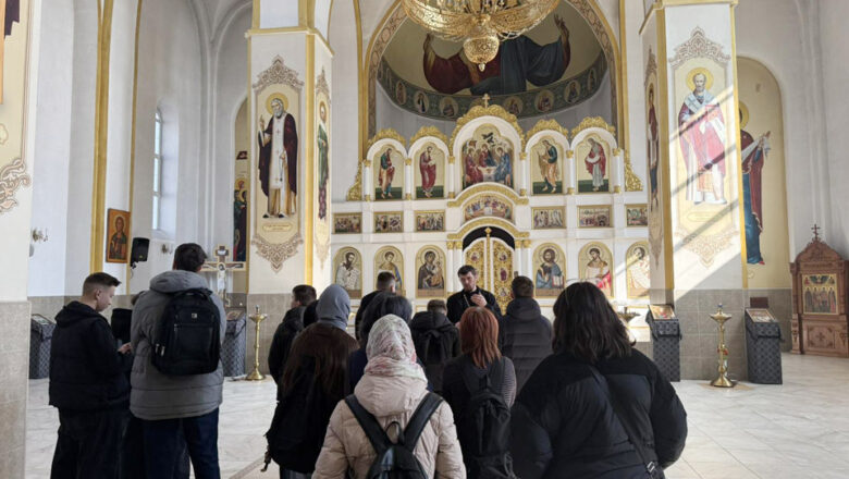 ИЕРЕЙ ИОАНН УХАНОВ ПРОВЁЛ ЭКСКУРСИЮ ПО ХРАМУ ВОЗНЕСЕНИЯ ГОСПОДНЯ Г.НЕСВИЖА ДЛЯ УЧАЩИХСЯ ГИМНАЗИИ