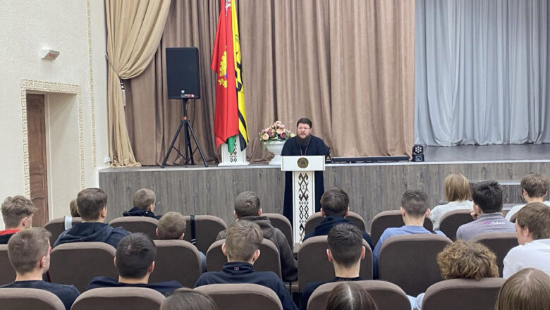 ПРОТОИЕРЕЙ СЕРГИЙ ЧАРНЫЙ РАССКАЗАЛ О СВЕТЛОМ ХРИСТОВОМ ВОСКРЕСЕНИИ УЧАЩИМСЯ КОПЫЛЬСКОГО ГОСУДАРСТВЕННОГО КОЛЛЕДЖА