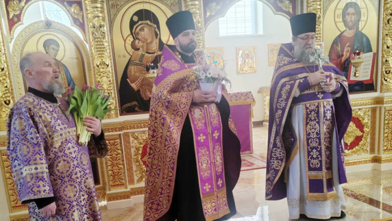 ПРОТОИЕРЕЙ ДИМИТРИЙ ВАСИЛЬЕВ ПОЗДРАВИЛ ПРИХОДСКУЮ АКТИВИСТКУ АЛЕКСАНДРУ ГИРЕЛЬ С ПОБЕДОЙ В РАЙОННОМ ЭТАПЕ РЕСПУБЛИКАНСКОГО КОНКУРСА «ЖЕНЩИНА ГОДА-2025»