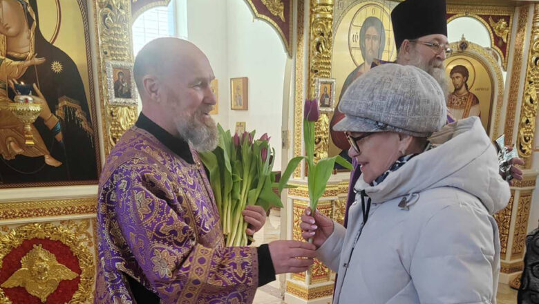 НА ВАРВАРИНСКОМ ПРИХОДЕ Г.СОЛИГОРСКА ПОРАДОВАЛИ ПРИХОЖАНОК ЦВЕТАМИ