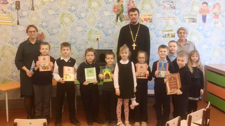 ИЕРЕЙ ИОАНН УХАНОВ ГОВОРИЛ СО ШКОЛЬНИКАМИ О ПРАВОСЛАВНОЙ ЛИТЕРАТУРЕ