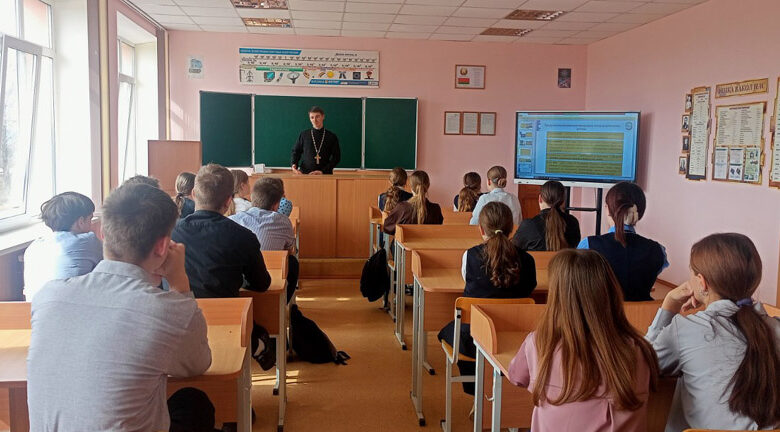 ИЕРЕЙ ПАВЕЛ ФОКИН ПРИНЯЛ УЧАСТИЕ В ПРОЕКТЕ «ШАГ» В ЛАНСКОЙ СРЕДНЕЙ ШКОЛЕ НЕСВИЖСКОГО РАЙОНА