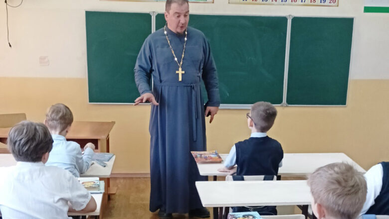 ИЕРЕЙ СЕРГИЙ РЫНДА ПРОВЁЛ ПАСХАЛЬНЫЕ ВСТРЕЧИ В ГУО «СРЕДНЯЯ ШКОЛА №6 Г.СЛУЦКА»