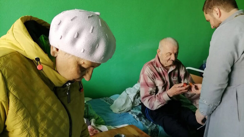 ИЕРЕЙ АЛЕКСАНДР ДЕРАЧИЦ ПОЗДРАВИЛ ГРАЖДАН ПОЖИЛОГО ВОЗРАСТА И ИНВАЛИДОВ С ПАСХОЙ