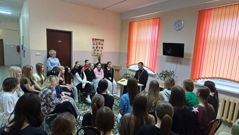 ИЕРЕЙ ИОАНН УХАНОВ ВСТРЕТИЛСЯ СО СТУДЕНТАМИ УО «НЕСВИЖСКИЙ ГОСУДАРСТВЕННЫЙ КОЛЛЕДЖ ИМЕНИ ЯКУБА КОЛАСА»