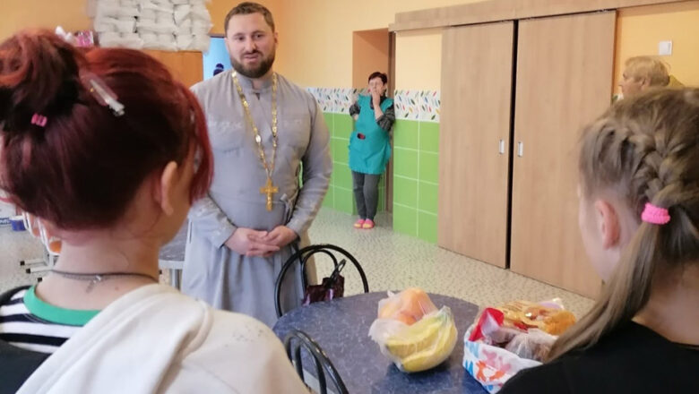 ИЕРЕЙ АЛЕКСАНДР ДЕРАЧИЦ ПОЗДРАВИЛ ДЕТЕЙ ИЗ СОЦИАЛЬНОГО ПРИЮТА С ПРАЗДНИКОМ ВОСКРЕСЕНИЯ ХРИСТОВА