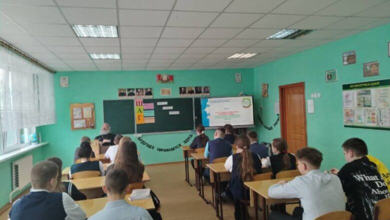 ПРОТОИЕРЕЙ ОЛЕГ АБРАМОВИЧ ПРОВЁЛ БЕСЕДЫ С УЧАЩИМИСЯ ГУО «СОЛТАНОВЩИНСКАЯ СРЕДНЯЯ ШКОЛА НЕСВИЖСКОГО РАЙОНА»
