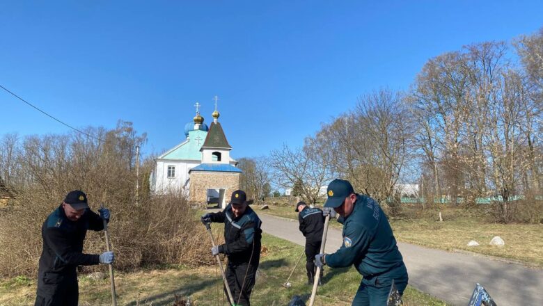 СОТРУДНИКИ НЕСВИЖСКОГО РОЧС ПРОВЕЛИ СУББОТНИК НА ПРИХОДСКОЙ ТЕРРИТОРИИ ХРАМА АГ.СОЛТАНОВЩИНА