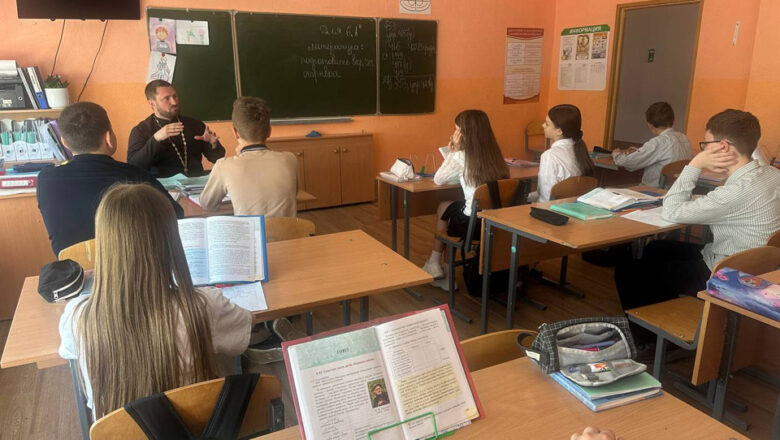 ИЕРЕЙ АЛЕКСАНДР ДЕРАЧИЦ ПОСЕТИЛ ГУО «СРЕДНЯЯ ШКОЛА №3 Г.ЛЮБАНИ»
