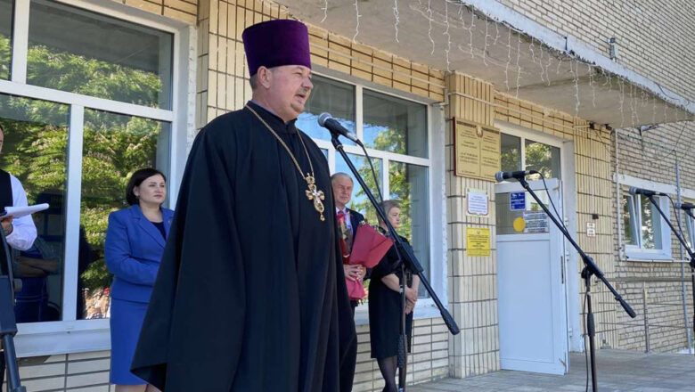 ПРОТОИЕРЕЙ ЕВГЕНИЙ ВЕЧОРКО БЛАГОСЛОВИЛ ВЫПУСКНИКОВ ЗАОСТРОВЕЧСКОЙ СРЕДНЕЙ ШКОЛЫ КЛЕЦКОГО РАЙОНА