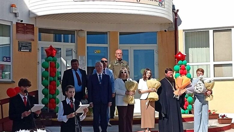 ПРОТОИЕРЕЙ СЕРГИЙ ЧАРНЫЙ ПРИНЯЛ УЧАСТИЕ В ТОРЖЕСТВЕННОЙ ЛИНЕЙКЕ, ПРОХОДИВШЕЙ В ГУО «ГИМНАЗИЯ №1 Г.КОПЫЛЯ»