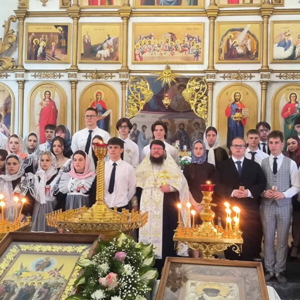 ПРОТОИЕРЕЙ СЕРГИЙ ЧАРНЫЙ БЛАГОСЛОВИЛ ВЫПУСКНИКОВ ШКОЛ Г.КОПЫЛЯ ПЕРЕД ЭКЗАМЕНАМИ