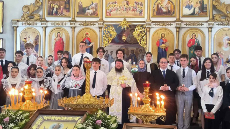 ПРОТОИЕРЕЙ СЕРГИЙ ЧАРНЫЙ БЛАГОСЛОВИЛ ВЫПУСКНИКОВ ШКОЛ Г.КОПЫЛЯ ПЕРЕД ЭКЗАМЕНАМИ