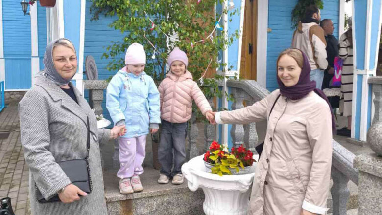 ПРАЗДНИЧНЫЕ ФИГУРКИ ПТИЧЕК С ПОЗДРАВЛЕНИЯМИ ИЗГОТОВИЛИ В ДЕНЬ СВЯТОЙ ТРОИЦЫ НА ПОКРОВСКОМ ПРИХОДЕ Д.ЧИЖЕВИЧИ
