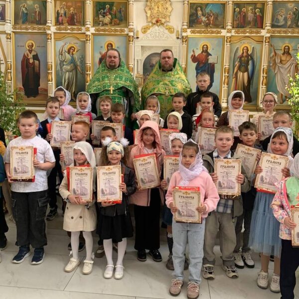 ЮНЫЕ КЛЕТЧАНЕ ПОЛУЧИЛИ ПОДАРКИ ЗА СВОИ ТРУДЫ ОТ ИЕРЕЯ АНДРЕЯ ЕВШЕЛЯ