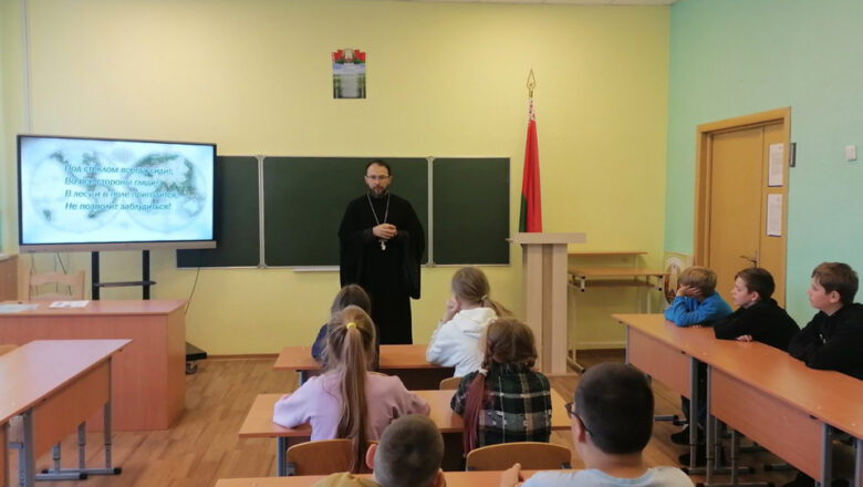 СВЯЩЕННИК ПРОВЁЛ ЦИКЛ ВСТРЕЧ С ВОСПИТАННИКАМИ ШКОЛЬНОГО ЛАГЕРЯ «РАДУГА» В СРЕДНЕЙ ШКОЛЕ №2 Г.СТАРЫЕ ДОРОГИ
