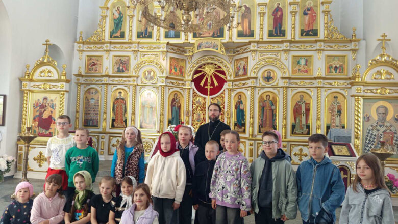 ЭКСКУРСИЯ УЧАЩИХСЯ НАЧАЛЬНЫХ КЛАССОВ ГИМНАЗИИ Г.СТАРЫЕ ДОРОГИ ПРОШЛА В СВЯТО-НИКОЛЬСКОМ ХРАМЕ