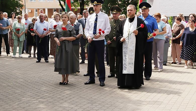 В КЛЕЦКЕ ВОЗНЕСЛИ МОЛИТВЫ О ПАВШИХ ВОИНАХ И БЕЗВИННО УБИЕННЫХ МИРНЫХ ЖИТЕЛЯХ В ВЕЛИКОЙ ОТЕЧЕСТВЕННОЙ ВОЙНЕ