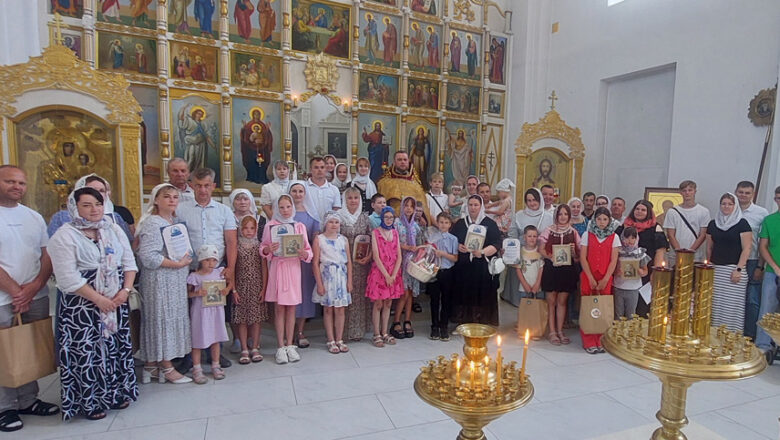 В ХРАМЕ ВОСКРЕСЕНИЯ ХРИСТОВА Г.КЛЕЦКА СОСТОЯЛАСЬ СЕМЕЙНАЯ ПРАЗДНИЧНАЯ ВСТРЕЧА