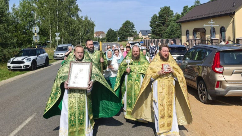В МИКРОРАЙОНЕ ПОМЕСТЬЕ ГОРОДА СОЛИГОРСКА СОСТОЯЛИСЬ ТОРЖЕСТВА ПО СЛУЧАЮ ПРИХОДСКОГО ПРЕСТОЛЬНОГО ПРАЗДНИКА