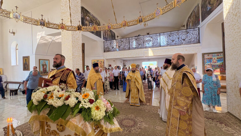 АРХИМАНДРИТ СЕРГИЙ (БРИЧ) СОВЕРШИЛ БОЖЕСТВЕННУЮ ЛИТУРГИЮ В НИКОЛЬСКОМ ХРАМЕ В Г.П.КРАСНАЯ СЛОБОДА