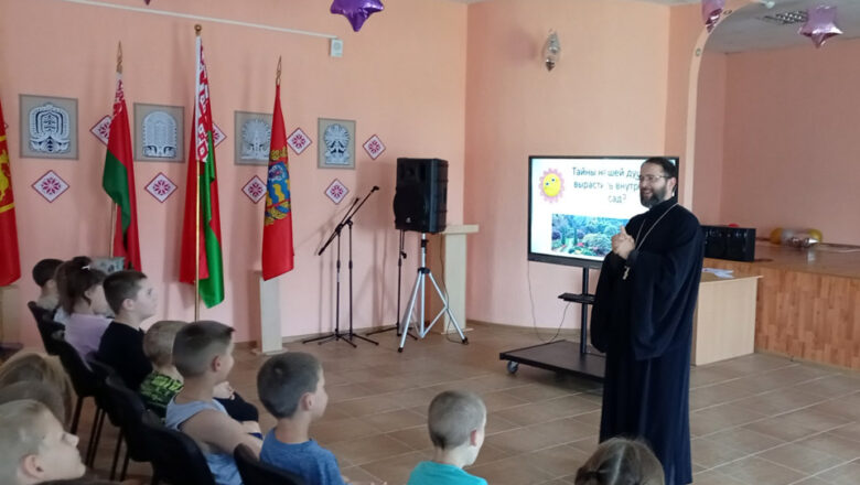 СВЯЩЕННИК ПРОВЁЛ БЕСЕДУ В ШКОЛЬНОМ ЛАГЕРЕ АГ.ПАСТОВИЧИ СТАРОДОРОЖСКОГО РАЙОНА