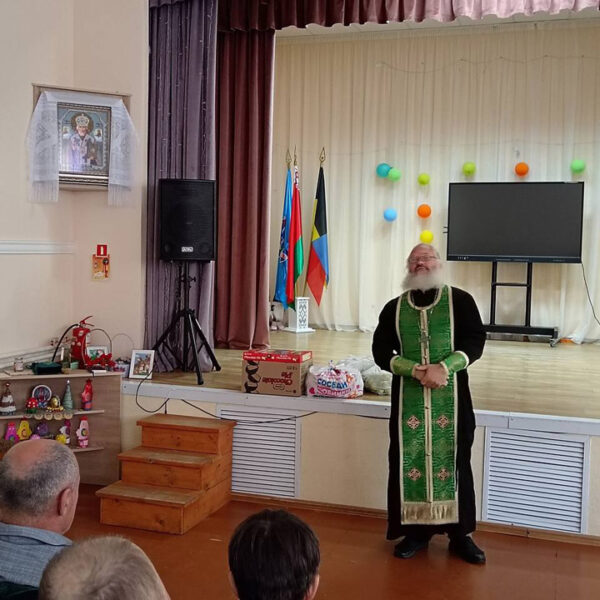 ПРЕОБРАЖЕНЦЫ ПОСЕТИЛИ СОЦИАЛЬНЫЙ ПАНСИОНАТ «БЕРЁЗКА» В КАНУН ПРАЗДНИКА ПРЕОБРАЖЕНИЯ ГОСПОДНЯ