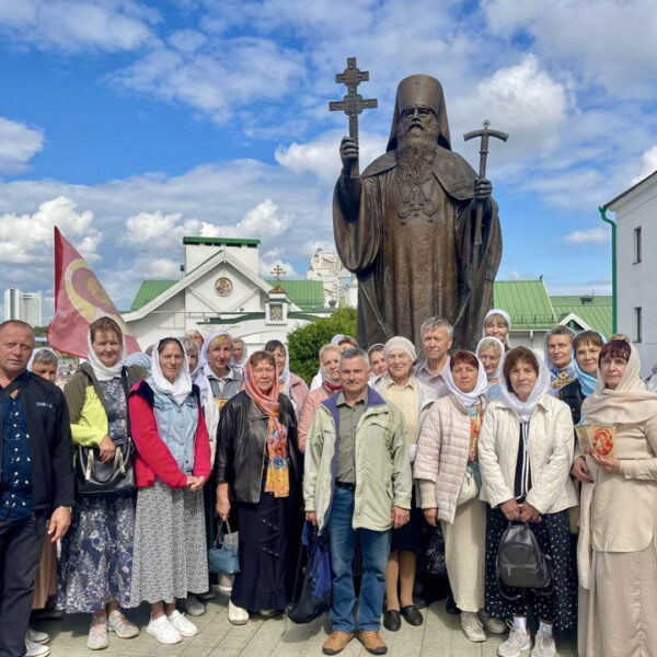 ПРИХОЖАНЕ КАФЕДРАЛЬНОГО СОБОРА И ХРАМА СВЯТОЙ БЛАЖЕННОЙ МАТРОНЫ МОСКОВСКОЙ ПРИНЯЛИ УЧАСТИЕ В ТОРЖЕСТВЕННОМ СОБОРНОМ ШЕСТВИИ В Г.МИНСКЕ