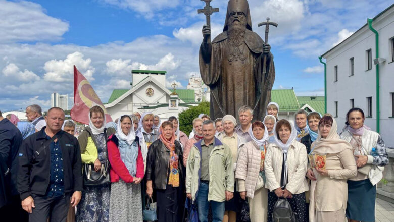 ПРИХОЖАНЕ КАФЕДРАЛЬНОГО СОБОРА И ХРАМА СВЯТОЙ БЛАЖЕННОЙ МАТРОНЫ МОСКОВСКОЙ ПРИНЯЛИ УЧАСТИЕ В ТОРЖЕСТВЕННОМ СОБОРНОМ ШЕСТВИИ В Г.МИНСКЕ