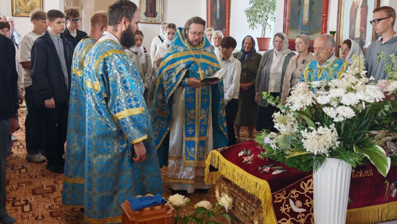 В ПОКРОВСКОМ ХРАМЕ Г.КЛЕЦКА ВОЗНОСИЛИ МОЛИТВЫ ОБ УЧАЩИХСЯ